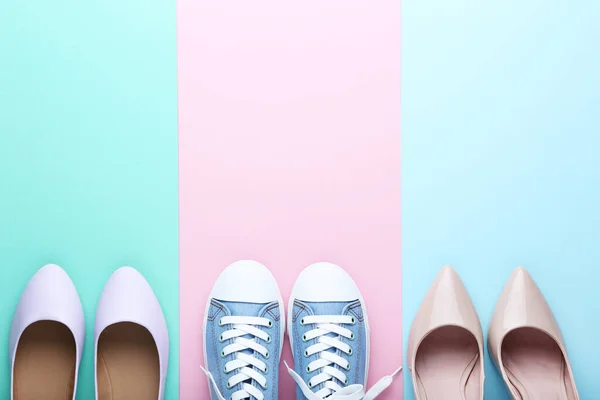 Zapatos Femeninos Diferentes Sobre Fondo Colorido —  Fotos de Stock