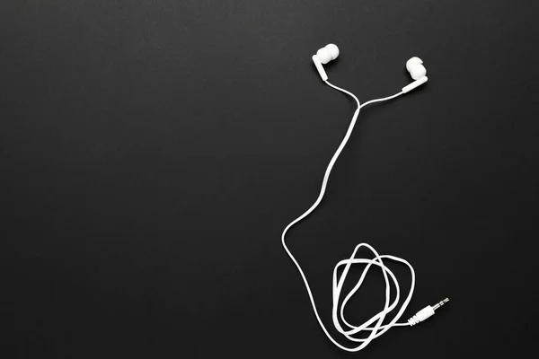 Auriculares Blancos Sobre Fondo Negro —  Fotos de Stock