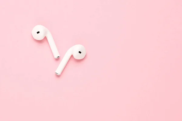 Auriculares Inalámbricos Blancos Sobre Fondo Rosa —  Fotos de Stock