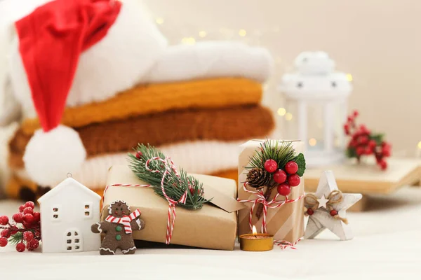Confezioni Regalo Natale Con Rami Abete Candela Maglioni Piegati Cappello — Foto Stock