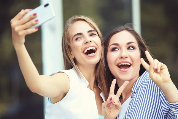 Dos Jóvenes Novias Felices Haciendo Selfie Teléfono Móvil Calle — Foto de Stock