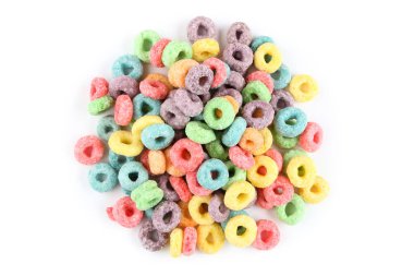 Beyaz arkaplanda izole edilmiş renkli mısır halkaları