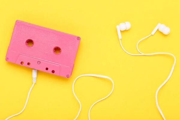 Słuchawki Taśma Magnetofonowa Żółtym Tle — Zdjęcie stockowe