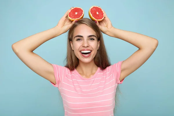 Junges Mädchen Mit Frischer Grapefruit Auf Blauem Hintergrund — Stockfoto