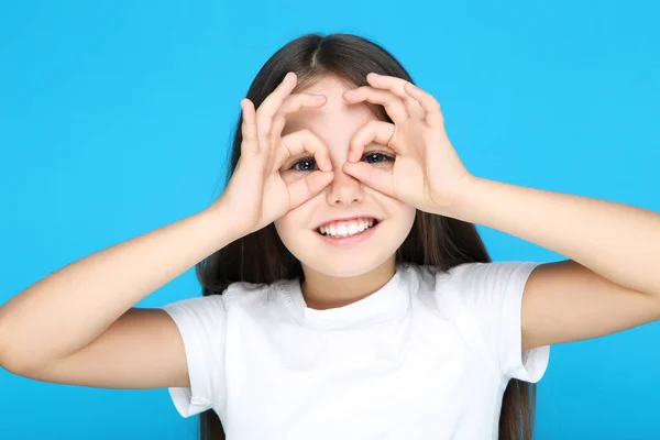 Chica Joven Mostrando Los Ojos Por Las Manos Sobre Fondo — Foto de Stock