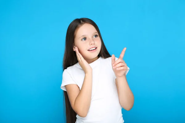 Giovane Ragazza Che Punta Dito Sfondo Blu — Foto Stock