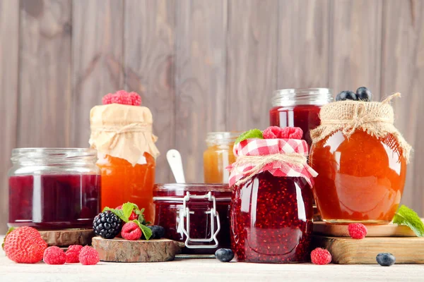 Marmelade Glas Mit Frischen Beeren Auf Hölzernem Hintergrund — Stockfoto