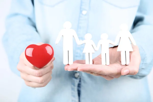 Figures Famille Coeur Rouge Dans Les Mains Des Femmes — Photo