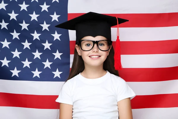 Joven Hermosa Chica Gorra Graduación Fondo Bandera Americana — Foto de Stock