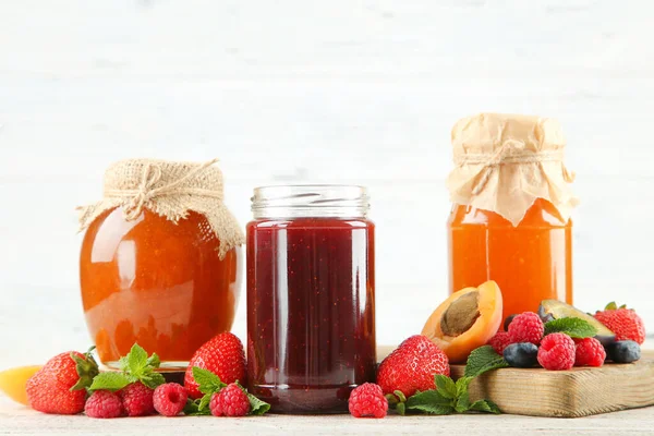 Süße Marmelade Glas Mit Reifen Beeren Auf Weißem Hintergrund — Stockfoto