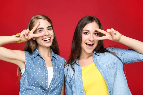 Jovens Namoradas Felizes Fundo Vermelho — Fotografia de Stock