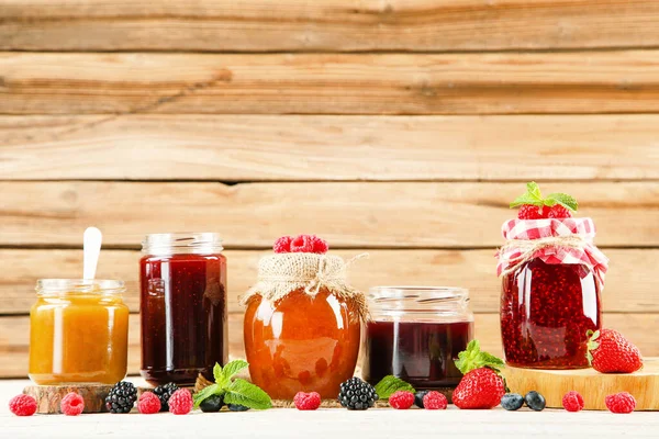 Süße Marmelade Glas Mit Reifen Beeren Auf Braunem Holztisch — Stockfoto