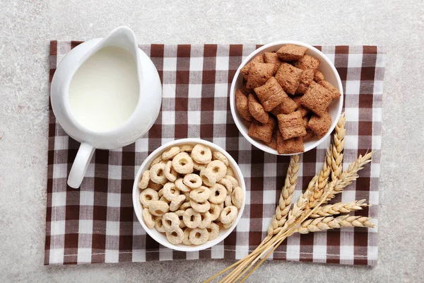 Différents Flocons Maïs Avec Lait Pot Épis Blé Sur Fond — Photo