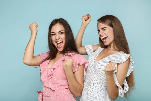 Jong Gelukkig Vriendinnen Mode Jurken Blauwe Achtergrond — Stockfoto