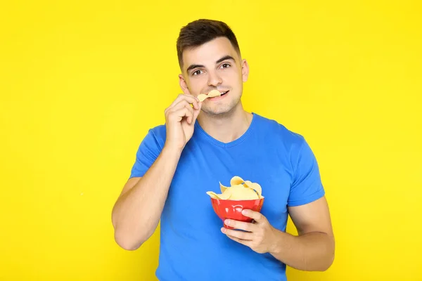 Jonge Jongen Met Aardappel Chips Kom Gele Achtergrond — Stockfoto