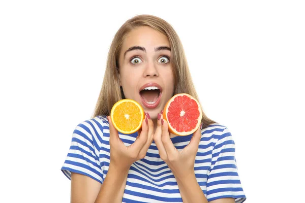 Młoda Dziewczyna Gospodarstwa Grejpfrutów Owoców Pomarańczowych Białym Tle — Zdjęcie stockowe