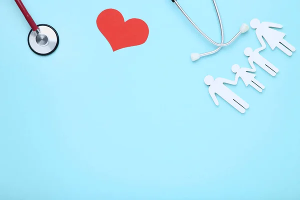 Familienfiguren Mit Rotem Herz Und Stethoskop Auf Blauem Hintergrund — Stockfoto