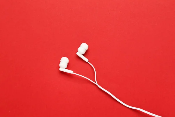 Auriculares Blancos Sobre Fondo Rojo — Foto de Stock