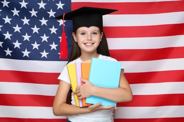 Junge Schöne Mädchen Abschlussmütze Mit Büchern Auf Amerikanischem Flaggenhintergrund — Stockfoto