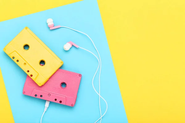 Auriculares Cintas Cassette Sobre Fondo Colorido — Foto de Stock