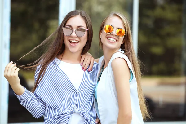 Duas Jovens Namoradas Felizes Óculos Sol Rua — Fotografia de Stock