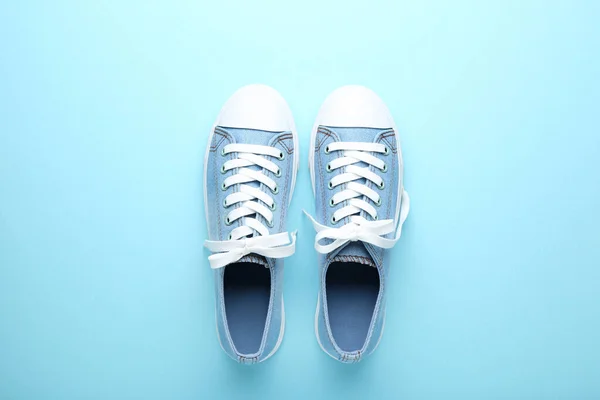 Par Zapatillas Deporte Sobre Fondo Azul —  Fotos de Stock