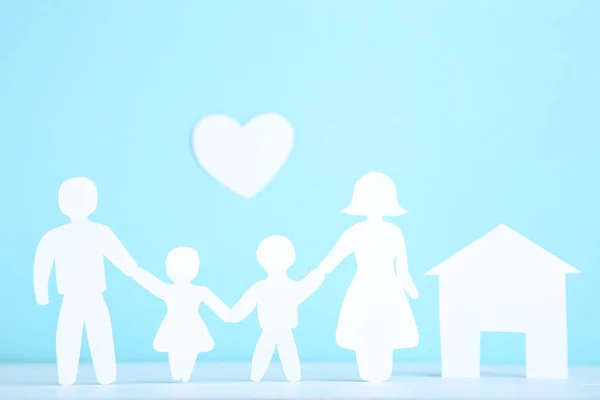 Figure Famiglia Casa Con Cuore Sfondo Blu — Foto Stock