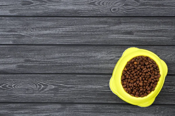 Droge Huisdiervoeding Schaal Zwarte Houten Tafel — Stockfoto