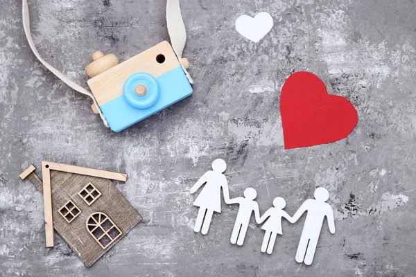Familienfiguren Mit Holzkamera Und Haus Auf Grauem Hintergrund — Stockfoto