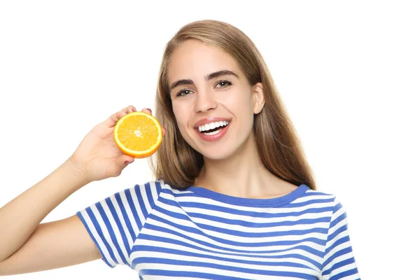 Młoda Dziewczyna Gospodarstwa Świeże Owoce Pomarańczowe Białym Tle — Zdjęcie stockowe