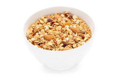 Lezzetli granola beyaz arka planda kasede