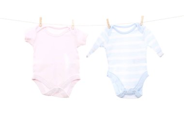 Beyaz arka planda asılı bebek kıyafetleri