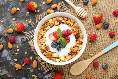 Gri arka planda taze böğürtlenli lezzetli granola