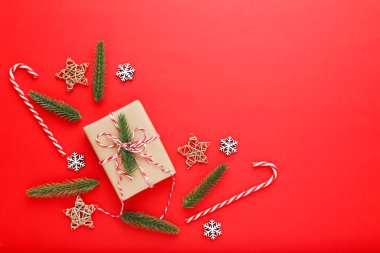 Kırmızı Arkaplanda Noel Süslemeleri