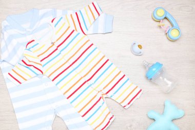 Oyuncak bebek kıyafetleri, yerde sakinleştirici ve şişe