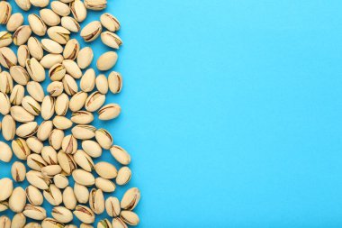 Mavi arka planda lezzetli fıstıklar