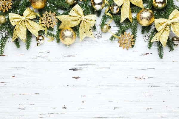Гілки Ялинки Різдвяними Прикрасами Білому Дерев Яному Столі — стокове фото
