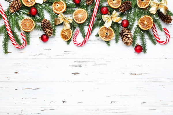 Ramos Árvore Abeto Com Ornamentos Natal Mesa Madeira Branca — Fotografia de Stock