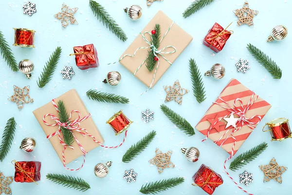 Vánoční Kompozice Jedlové Větve Stromů Ornamenty Dárkové Krabice Modrém Pozadí — Stock fotografie