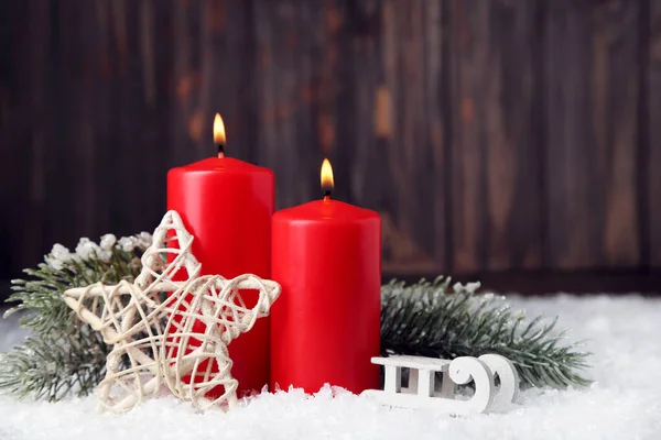 圣诞蜡烛 带有装饰品和枞树枝条 背景为褐色 — 图库照片