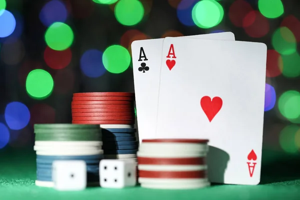 Poker Chips Kaarten Wazig Bokeh Achtergrond — Stockfoto