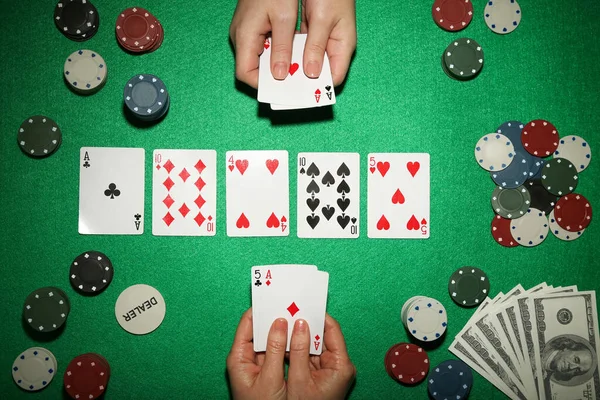 Mãos Femininas Segurando Cartas Com Fichas Poker Notas Dólar Mesa — Fotografia de Stock