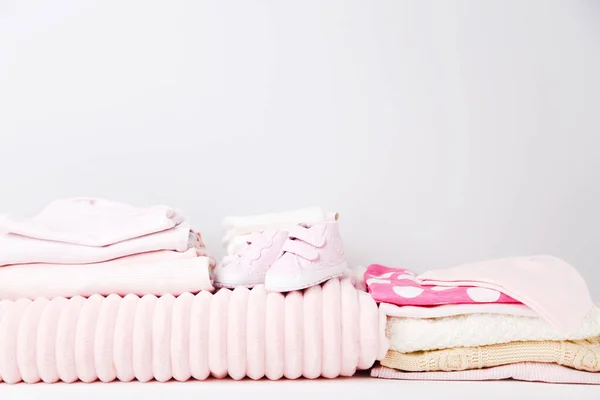 Différents Vêtements Pliés Pour Bébés Sur Fond Gris — Photo