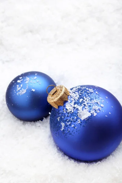 Μπλε Χριστουγεννιάτικα Στολίδια Λευκό Χιόνι — Φωτογραφία Αρχείου