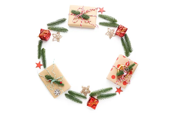 Vánoční Kompozice Jedlové Větve Dárkovými Krabicemi Hvězdami Bílém Pozadí — Stock fotografie