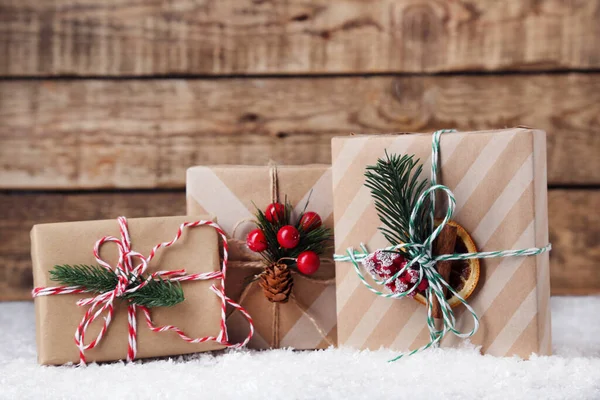 Vánoční Dárkové Krabice Bílým Sněhem Hnědém Dřevěném Pozadí — Stock fotografie
