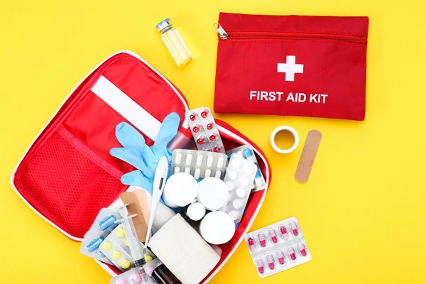 Kit Pronto Soccorso Con Forniture Mediche Sfondo Giallo — Foto Stock