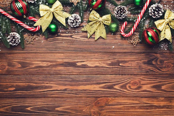 Гілки Ялинки Різдвяними Прикрасами Коричневому Дерев Яному Столі — стокове фото