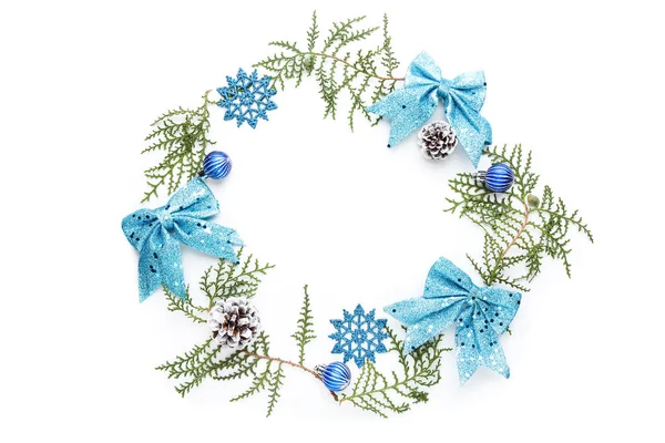 Kerstcompositie Groene Boomtakken Met Blauwe Bogen Kerstballen Sneeuwvlokken Witte Achtergrond — Stockfoto