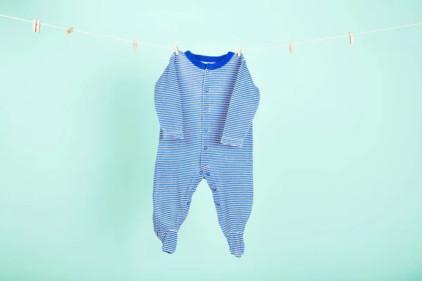Bayi Pakaian Tergantung Latar Belakang Biru — Stok Foto